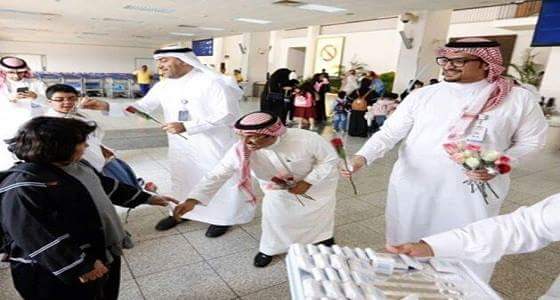بالصور..استقبال المسافرين في مطار الملك عبدالعزيز بالورود وماء زمزم