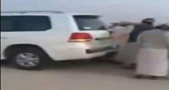 بالفيديو..سودانيون يتعهدون بإصلاح سيارة صديقهم بعدما صدمها مواطن
