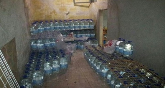 أمانة نجران تغلق مستودعًا مخالفًا لتخزين المياه