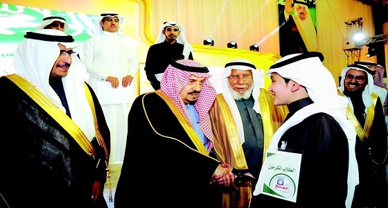 أمير الرياض يوزع جائزة الفالح.. ويزيح الستار عن علقة التراثية بالزلفي