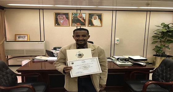بتوجيه من أمير منطقة الرياض تكريم مقيم سوداني تعاون مع رجال الأمن
