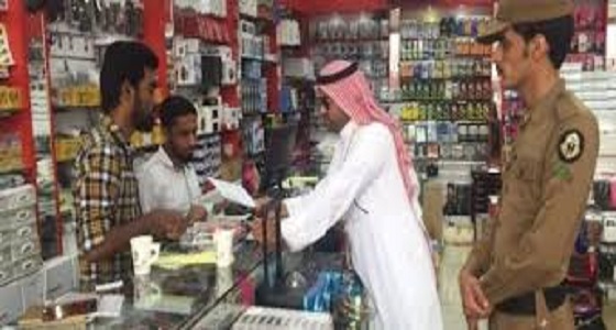 ضبط مورد اتصالات “وافد” لتلاعبه في أسعار الهواتف وممارسة البيع بالاحتكار