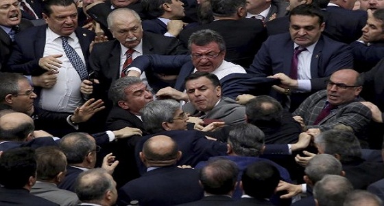 مشاجرة داخل البرلمان التركي خلال مناقشة توسيع صلاحيات أردوغان