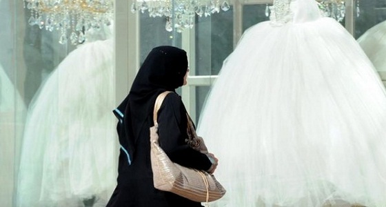 فتاة سعودية تقاضي خطيبها ليحدد موعد الزواج منها