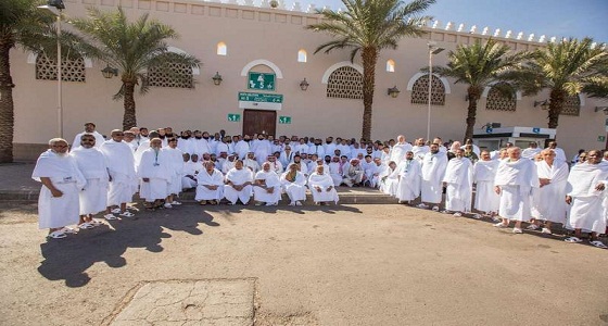 ضيوف خادم الحرمين الشريفين يصلون مكة المكرمة ويؤدون مناسك العمرة