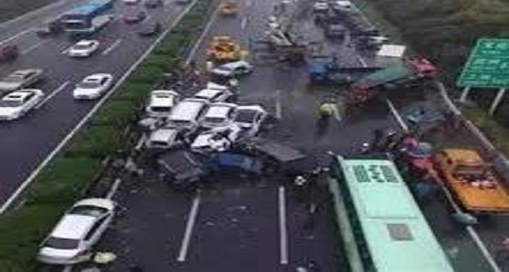 مصرع وإصابة 21 شخصا في تصادم 19 سيارة بالصين