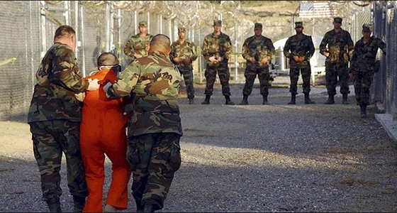 وصول 10 معتقلين مفرج عنهم من «جوانتانامو» إلى سلطنة عمان