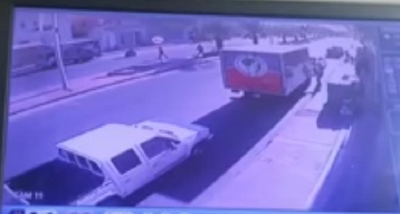 بالفيديو.. كاميرات مراقبة ترصد حادث دهس مروع لمقيم في الخرج