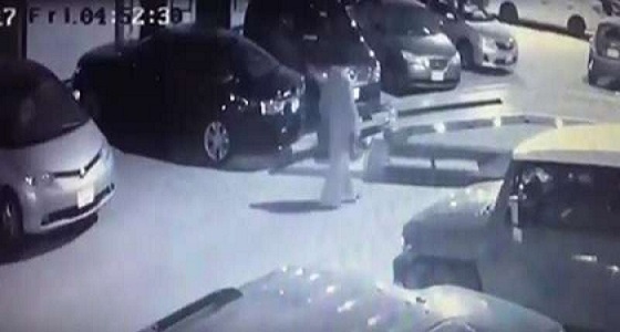 القبض على سارقي السيارة الحكومية على سطحة في الرياض