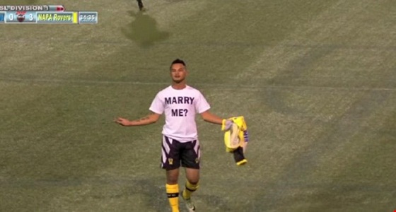 بالفيديو.. بطاقة صفراء للاعب طلب الزواج من صديقته في الملعب