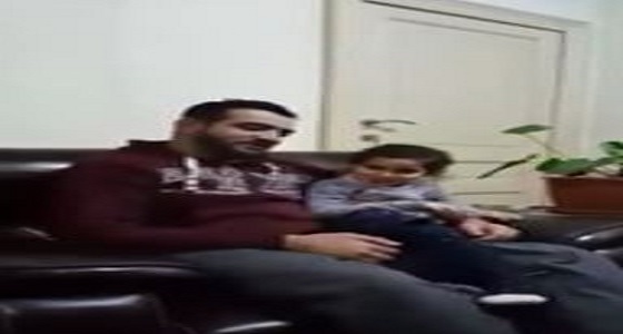 بالفيديو.. طفلة نابغة تصحح لأبيها أخطاءه في قراءة القرآن