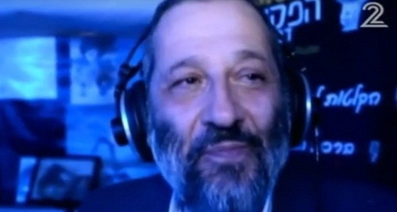 بالفيديو.. وزير إسرائيلي يستخدم البصل ليبكي على زعيم روحي