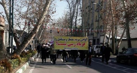 إيرانيون يطالبون روحاني برد أموالهم المنهوبة
