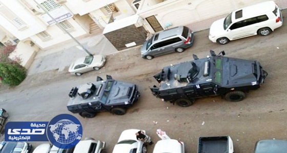 بالفيديو والصور.. قوات الطوارئ تداهم وكراً للإرهابيين في جدة