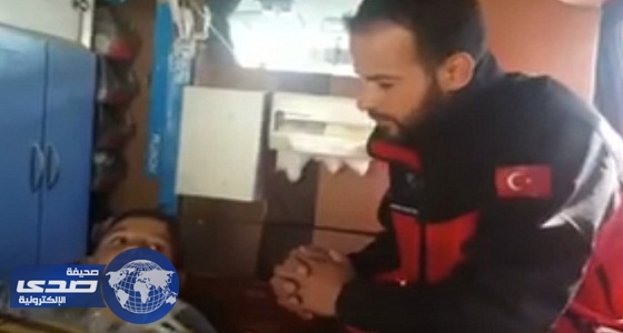 الطفل السوري صاحب فيديو &#8221; بابا شيلني &#8221; يصل تركيا ويروي تفاصيل إصابته