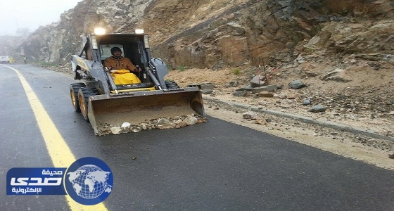 بلدية بني عمرو تجري أعمال صيانة للطرق والشوارع التي تضررت من الأمطار