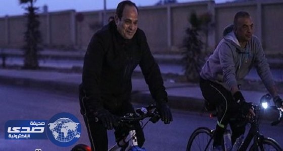 بالصور.. الرئيس السيسي يقود دراجته مع طلاب أكاديمية الشرطة
