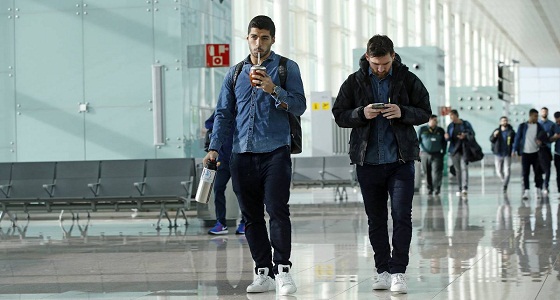 بالصور.. نجوم برشلونة تطير إلي مدريد لمواجهة اتليتكو