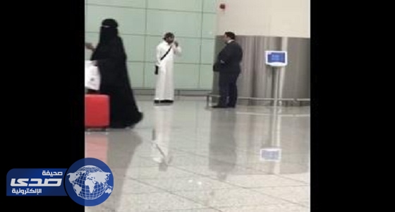 بالفيديو.. شاب يتحدى قرار منع التدخين بمطار الملك خالد
