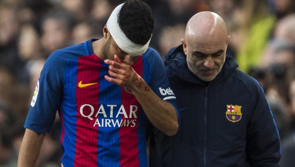 إصابة لاعب وسط برشلونة بكسر في الأنف