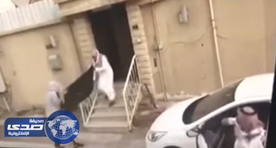 بالفيديو .. مواطن يضبط لصين أثناء سرقتهما شاشة من منزله