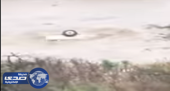بالفيديو: إنقاذ طالب جرفت السيول مركبته بأبها.. واستياء لعدم تعليق الدراسة