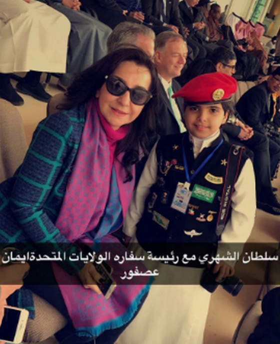 إعلامي صغير يلفت الانظار في افتتاح المهرجان الوطني للتراث والثقافة الـ 31..