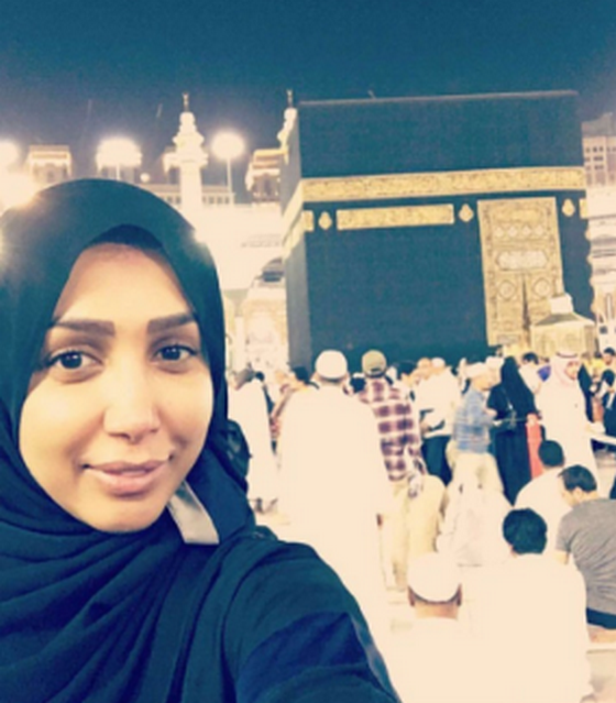 سيلفي خلف المعتمرين..