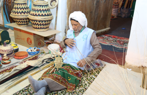 بالفيديو والصور.. الصناعات اليدوية والساحة الشعبية تجذب زوار الجنادرية 31 «صور حصرية»