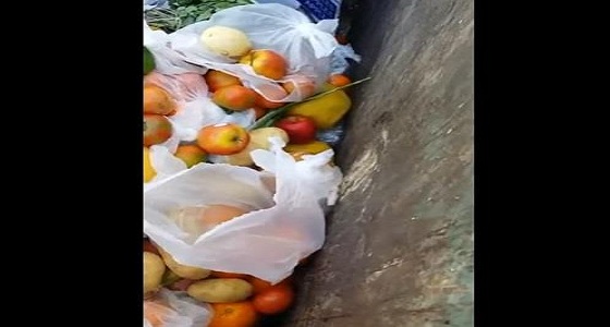 بالفيديو.. عامل من أسواق «بنده» يلقى الفواكه الطازجة في النفايات