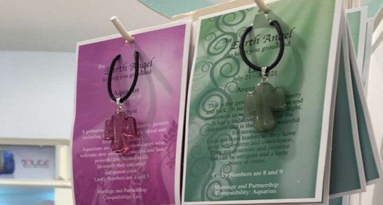 بالصور.. ضبط سلعا عليها صليب داخل محل تجاري بتبوك