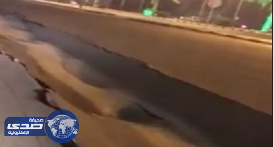 بالفيديو.. مواطن يوثق انهيارًا عميقًا في الأسفلت ببيشة
