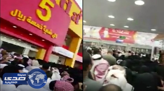 بالفيديو.. تزاحم مئات المواطنين أمام ” أبو خمسة ” بشرورة