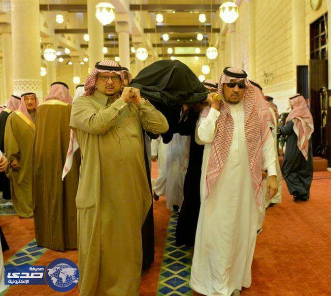 الأمير مقرن بن عبدالعزيز يؤدي صلاة الميت على الأميرة البندري