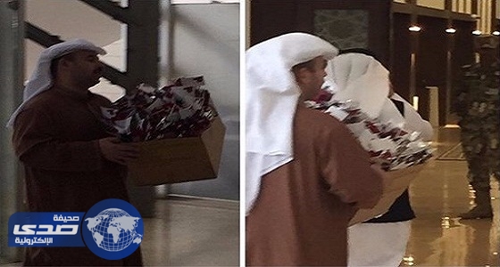 الأمانة العامة لمجلس الأمة الكويتي يأمر بإخراج ورود جلبها نائب لزملاءه