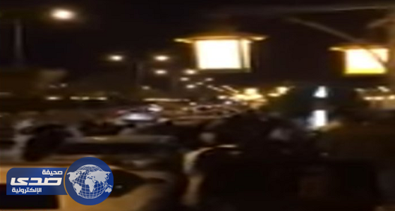 بالفيديو .. تحرش عشرات الشباب بفتاتين فى إحدى حدائق الرياض