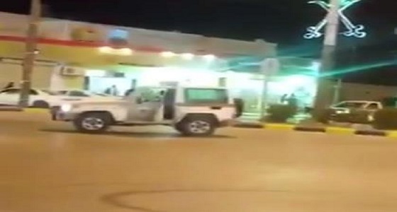 بالفيديو..قائد دورية أمنية يطلق النار على مركبة مفحط لإيقافه بحفر الباطن