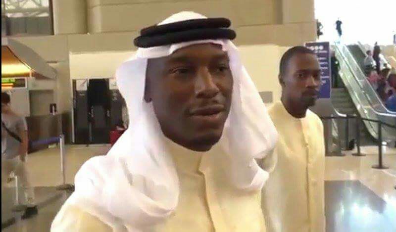 بالفيديو..ممثل أمريكيي يرتدي الثوب والشماغ في مطار لوس أنجلوس تعاطفًا مع العرب
