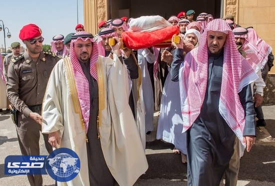 بالصور.. أمير القصيم ينقل تعازي خادم الحرمين لوالد شهيد الواجب سليمان القزلان