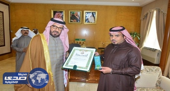 أمير حائل يسلّم المواطن فهد الشمري وسام الملك عبدالعزيز من الدرجة الثالثة