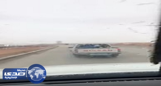 فيديو لسائق ينقل عمالاً في صندوق وانيت أثناء المطر يثير جدلاً