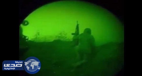 بالفيديو.. جندي يوثق مراقبته للحدود لمنع تسلل الحوثيين