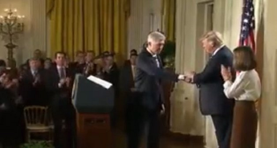 بالفيديو.. مصافحة عنيفة لـ «ترامب» مع قاض تثير اندهاش المواطنين