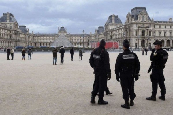 الشرطة الفرنسية تطوق متحف اللوفر بعد إطلاق نار على مشتبه به