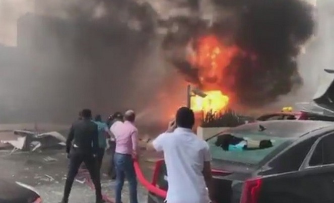 سقوط رافعة في شارع الشيخ زايد بدبي يتسبب في احتراق 3 سيارات