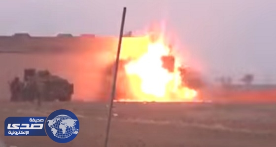بالفيديو.. داعشي يفجر نفسه بعد حصاره في الرقة