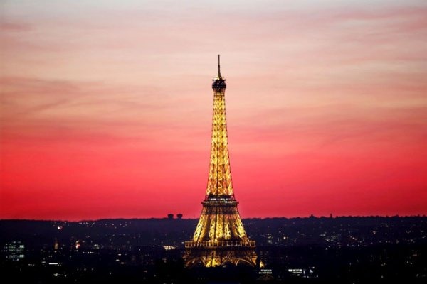 فرنسا تبني جدارا زجاجيا مضاد للرصاص حول برج إيفل