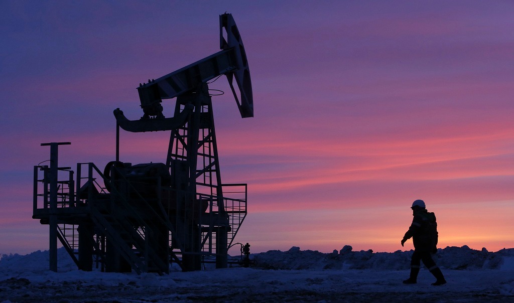 النفط يرتفع مجدداً متأثراً بتراجع المخزون الأمريكي