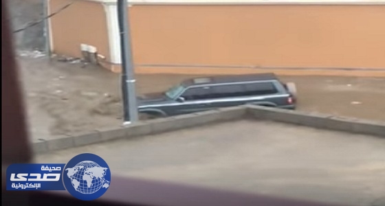 بالفيديو.. لحظة انجراف سيارة الطالب الغريق ” نواف الأحمري ” وسط السيول