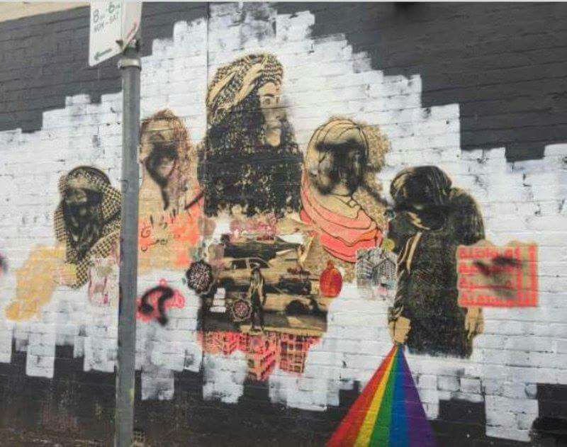 بالفيديو.. تخريب جدارية فنانة سعودية بأستراليا تطالب فيها بإسقاط الولاية